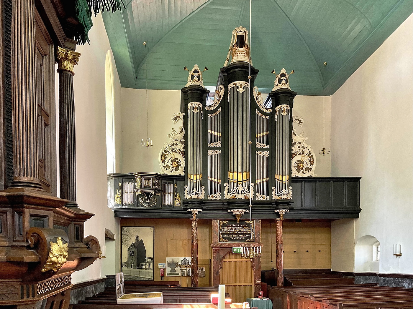 Het huidige orgel vervaardigd door Roelf Meijer uit Veendam; links naast het orgel de plek waar het oude orgel heeft gestaan.